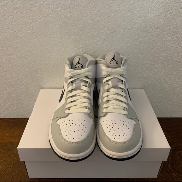 Nike Wmns Air Jordan 1 Mid 'Light Smoke Grey' BQ6472-015 Women's Size 9 - Picture 3 of 7